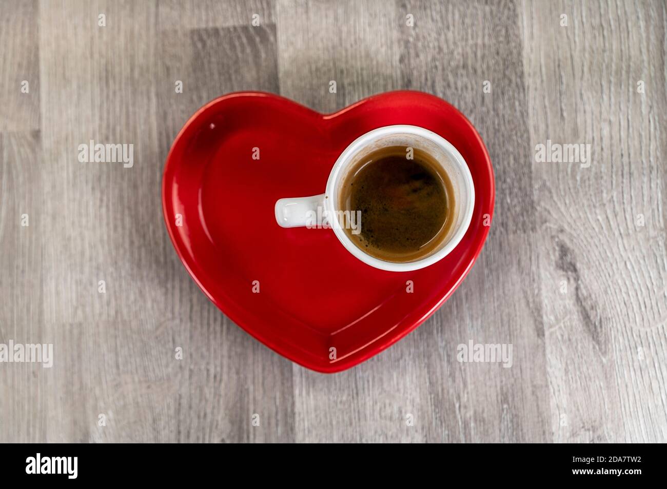 une tasse de café avec une soucoupe en céramique rouge à coeur Banque D'Images