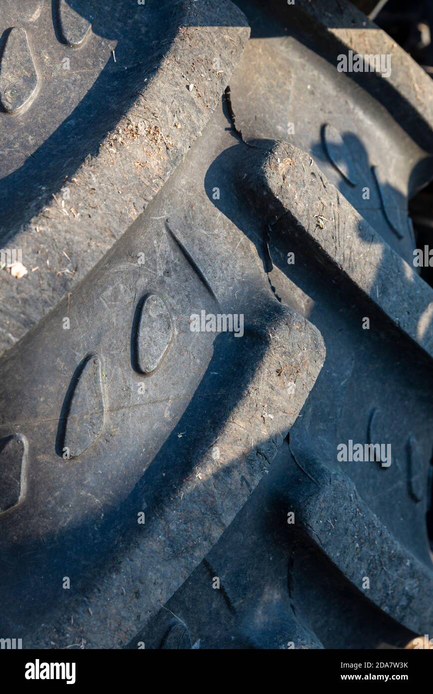 detail of a rear wheel tractor tire with carved designs Banque D'Images