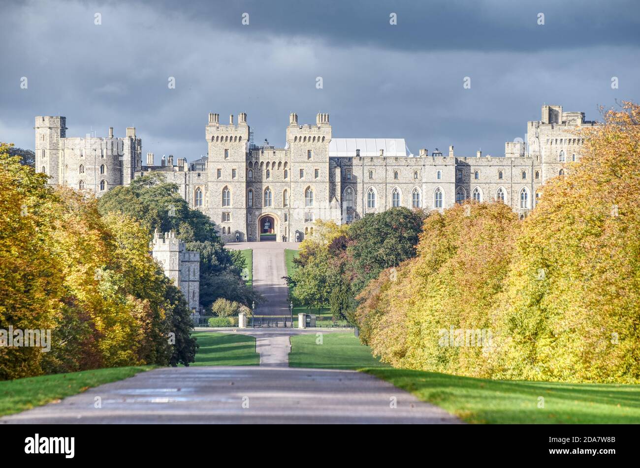 Le château de Windsor, en Angleterre, se démarque clairement du ciel dans cette photo prise un jour d'automne clair Banque D'Images