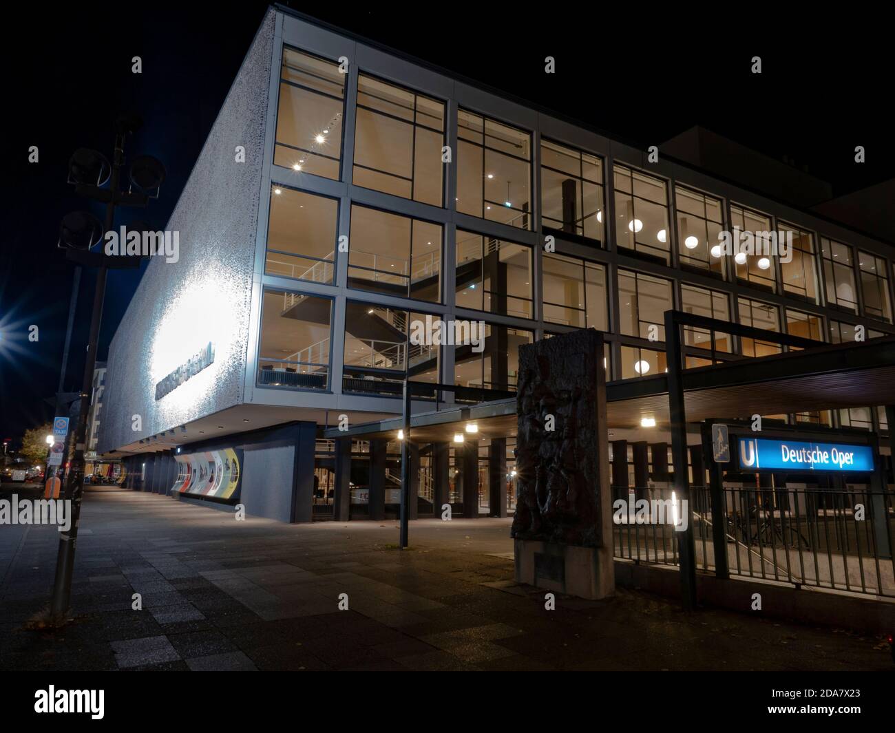 Berlin, Allemagne. 28 octobre 2020. Le foyer de la Deutsche Oper Berlin est lumineux. Credit: Paul Zinken/dpa-Zentralbild/ZB/dpa/Alay Live News Banque D'Images
