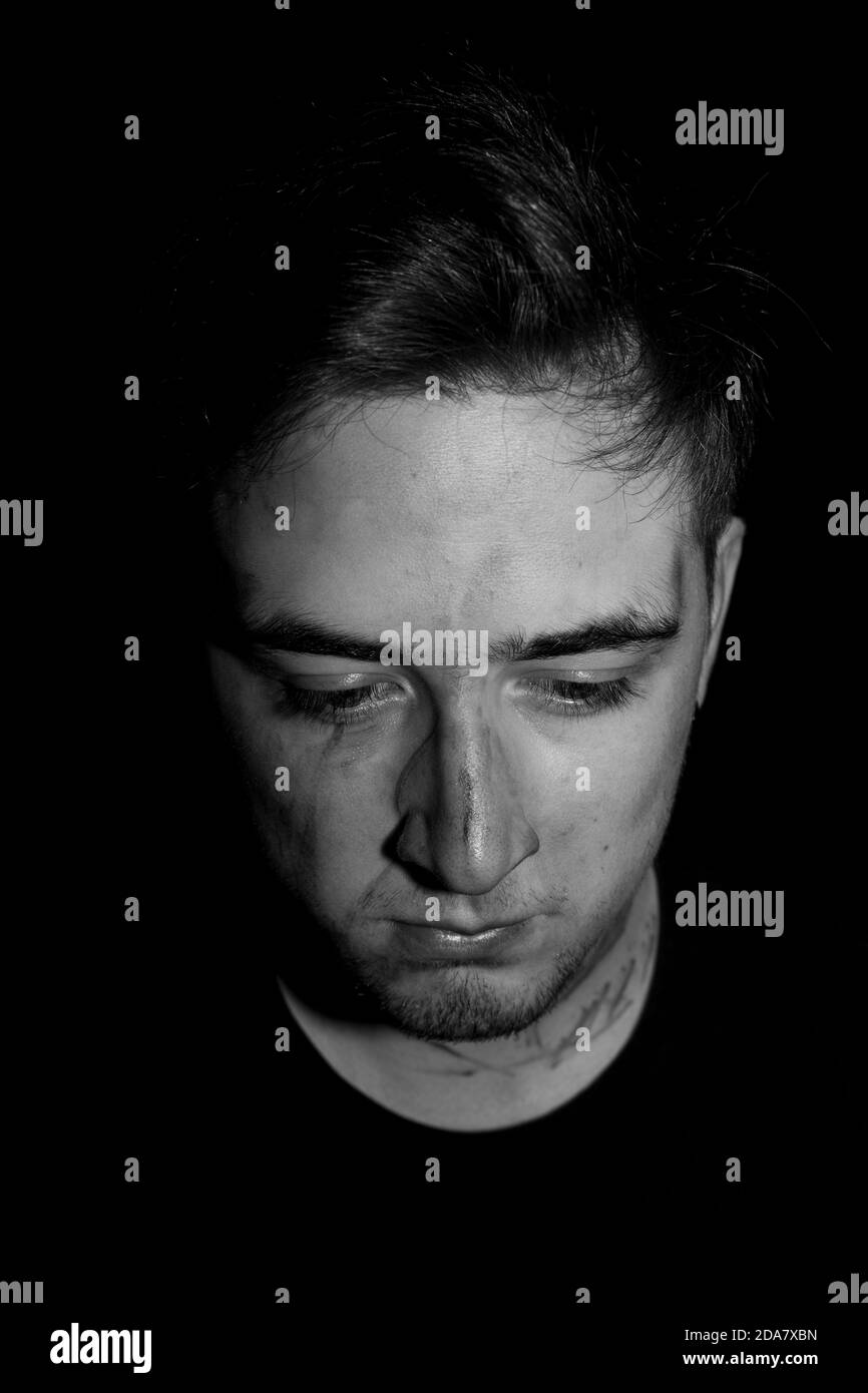 Homme sale regardant triste vers l'appareil photo. Banque D'Images