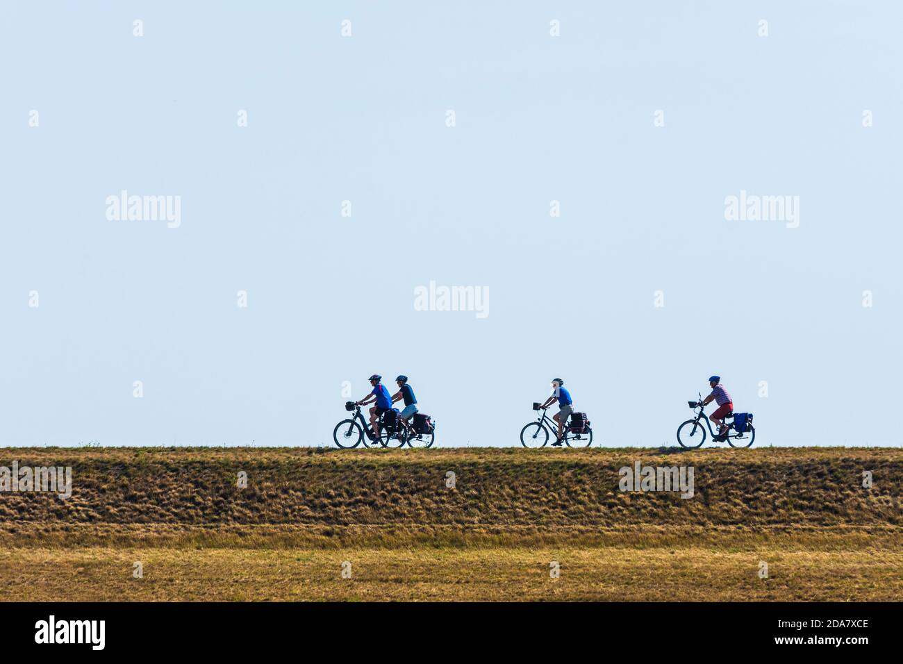 ECHEM: Cyclistes au barrage, grand ciel, Elbe und Wendland, Niedersachsen, Basse-Saxe, Allemagne Banque D'Images