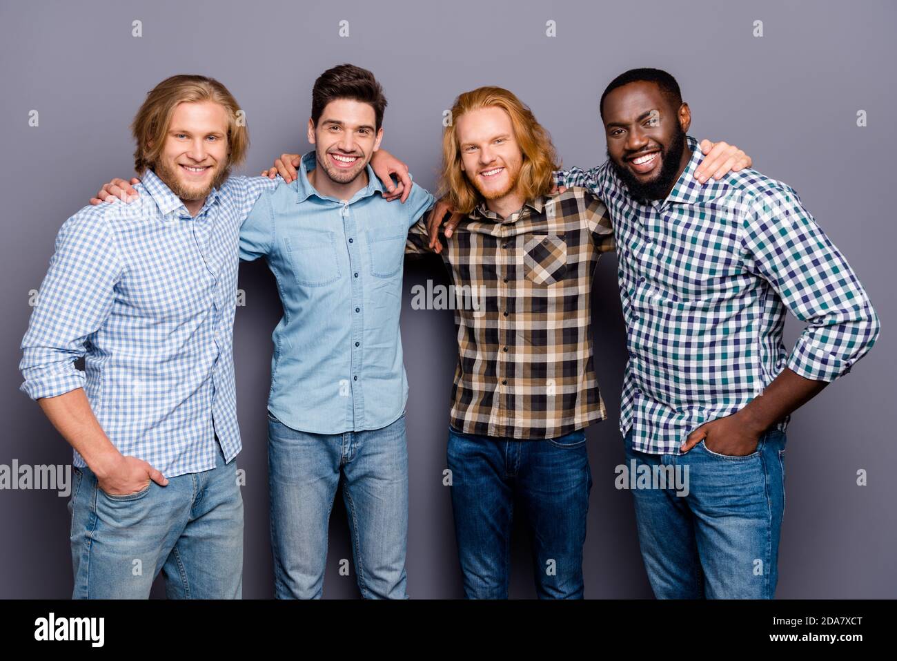 Meilleurs amis pour toujours. Portrait de positive quatre hommes fellows  embrasse appréciez le soutien de l'équipe respect porter bon look vêtements  isolés sur la couleur grise Photo Stock - Alamy