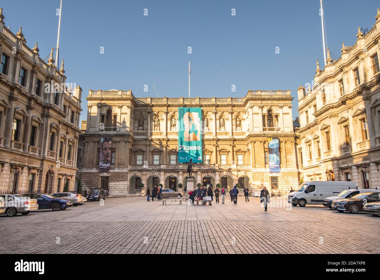 Affiche Picasso suspendue dans la cour de la Royal Academy à Londres, Angleterre, Royaume-Uni Banque D'Images