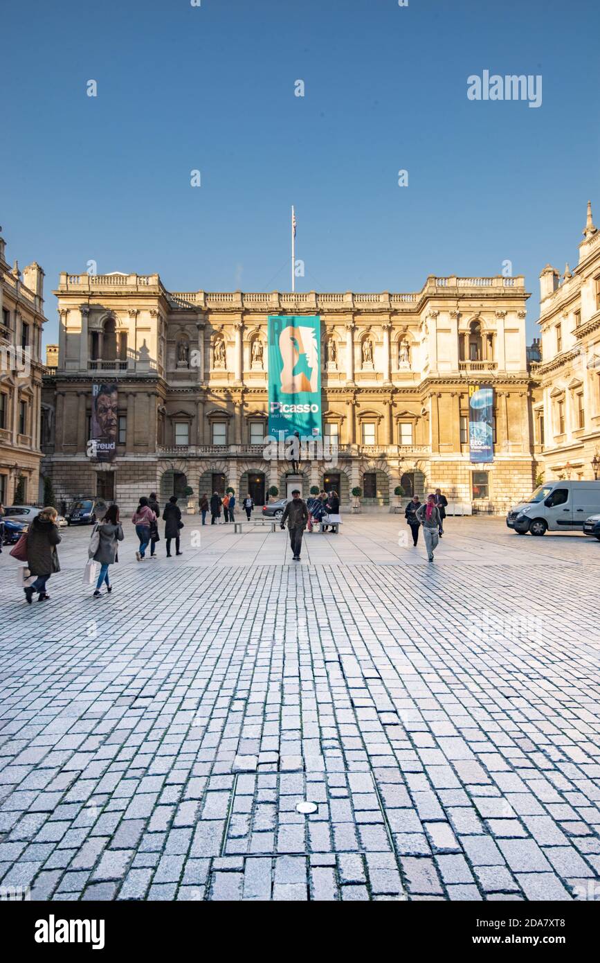 Affiche Picasso suspendue dans la cour de la Royal Academy à Londres, Angleterre, Royaume-Uni Banque D'Images