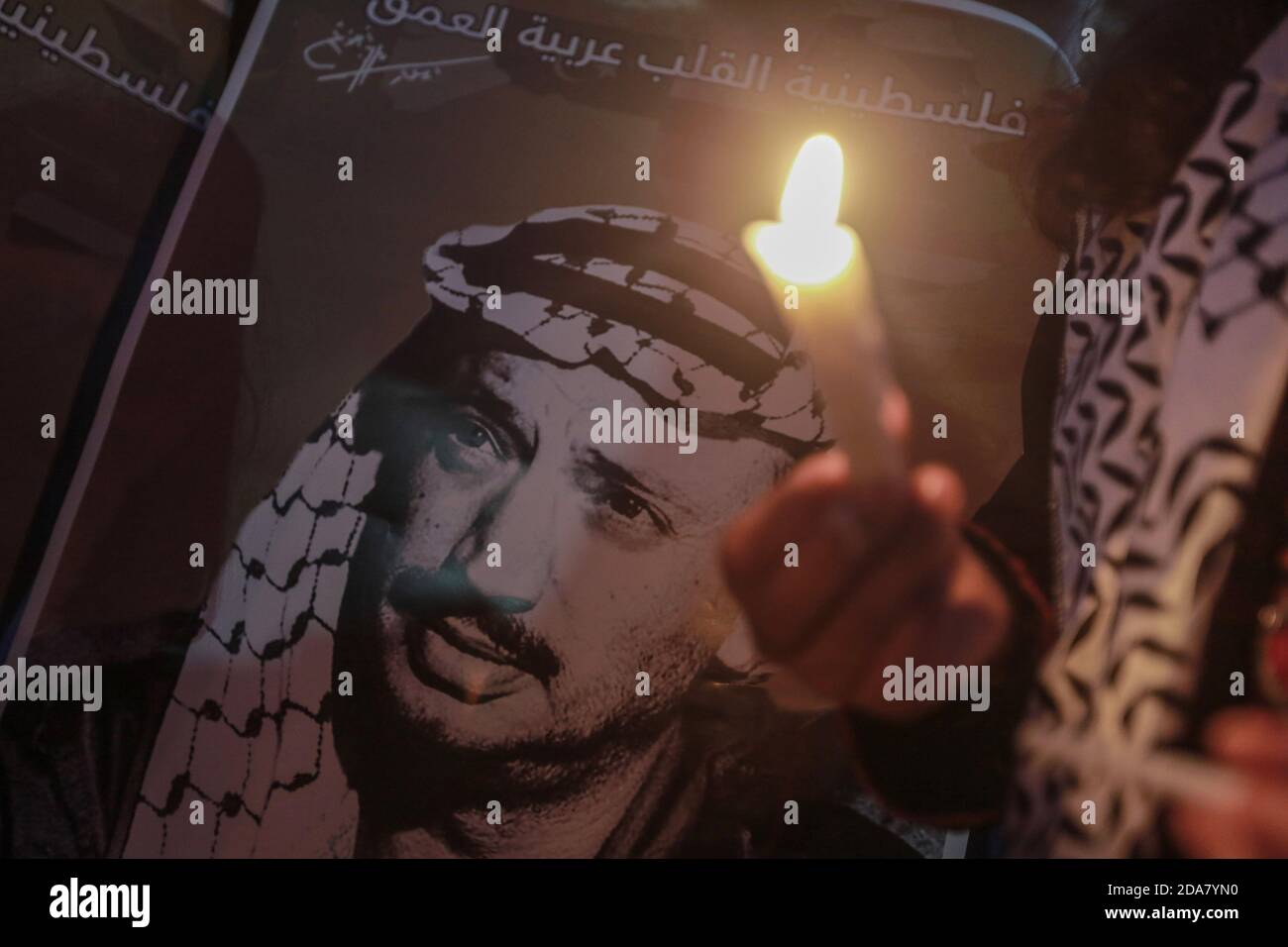 Gaza Territoires Palestiniens 10 Novembre Une Fillette Palestinienne Tient Une Bougie Dans La Maison Du Defunt Dirigeant Politique Palestinien Yasser Arafat A Gaza Lors D Une Ceremonie Commemorant Le 16e Anniversaire De Gaza Territoires Palestiniens 10 Novembre Une Fillette Palestinienne Tient Une Bougie Dans La Maison Du Defunt Dirigeant Politique Palestinien Yasser Arafat A Gaza Lors D Une Ceremonie Commemorant Le 16e Anniversaire De