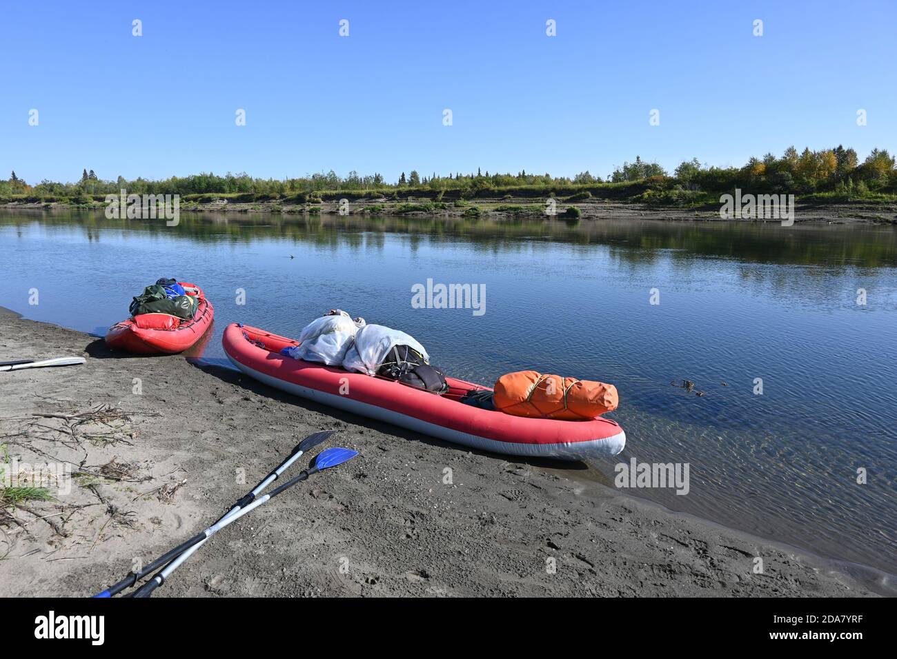 Kayak gonflable sur l'eau. Rafting touristique sur la rivière du nord. Banque D'Images