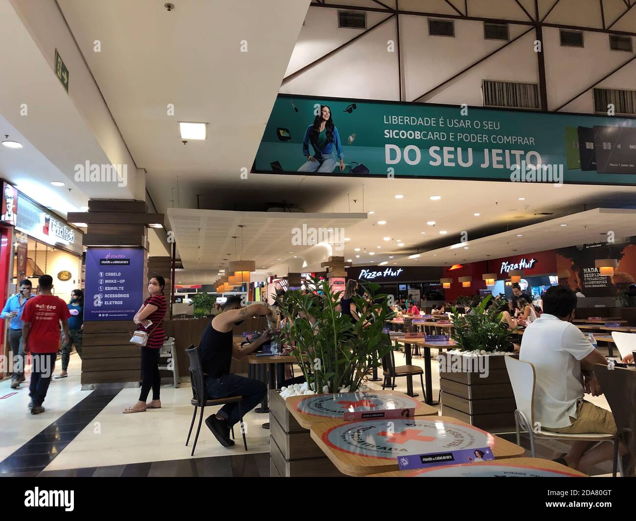 9 octobre 2020. Piracicaba, SP, Brésil. Les gens qui achètent et consomment après la quarantaine ont été libérés dans l'État de São Paulo dans un centre commercial Banque D'Images