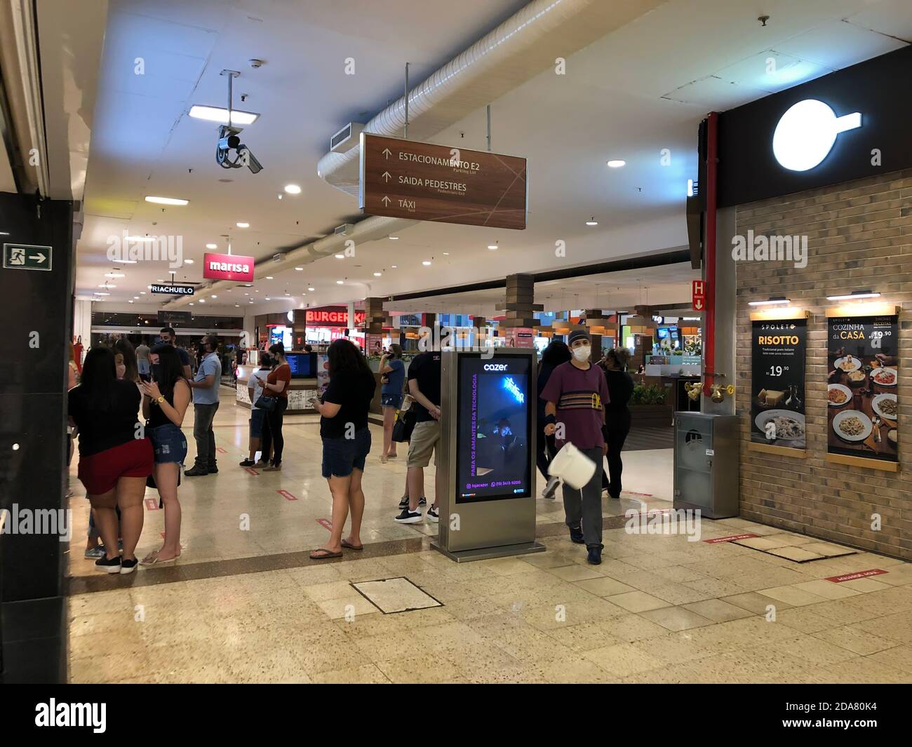 9 octobre 2020. Piracicaba, SP, Brésil. Les gens qui achètent et consomment après la quarantaine ont été libérés dans l'État de São Paulo dans un centre commercial Banque D'Images