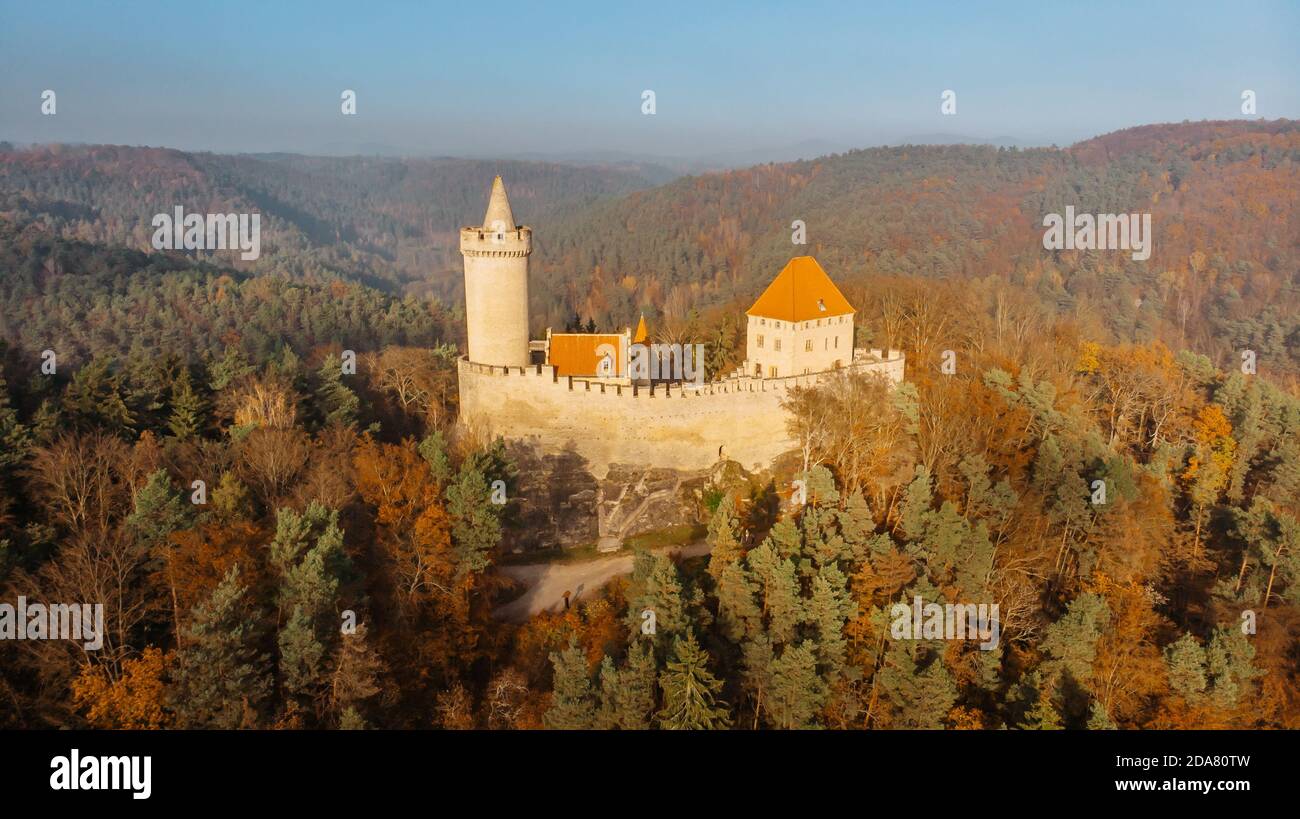 Vue aérienne sur l'automne du château de Kokorin construit en pierre 14ème siècle.il se trouve au milieu de la réserve naturelle sur Un éperon rocheux escarpé au-dessus du Kokorin Banque D'Images