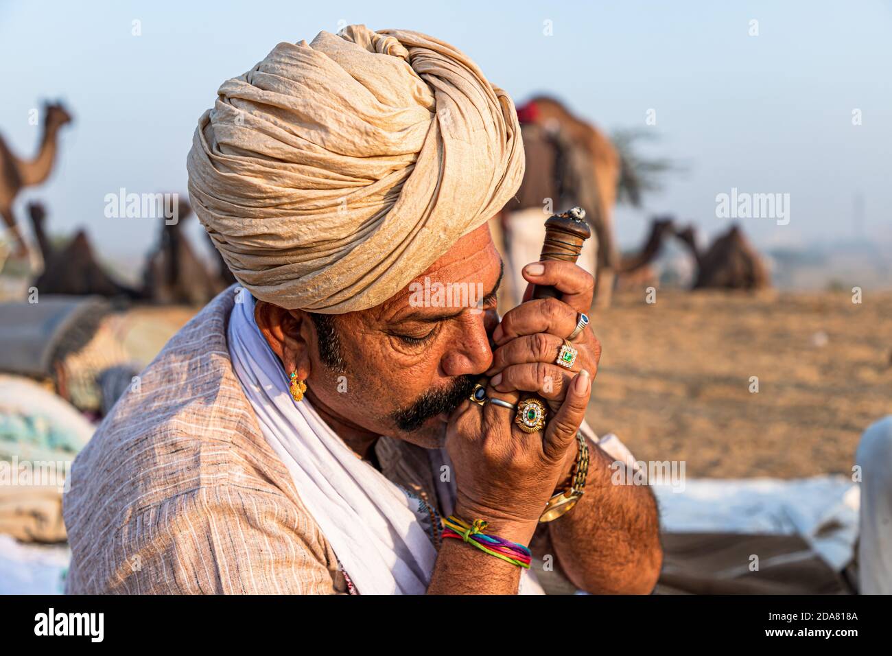 photo portrait d'un vieil homme tribal fumant du chiilam à festival de chameau de pushkar Banque D'Images