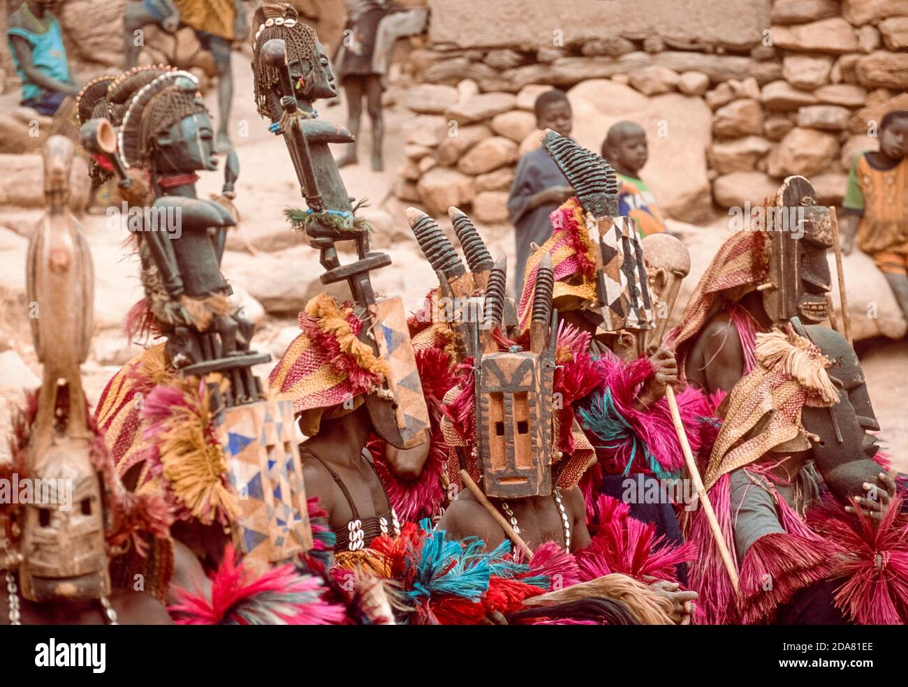 Afrique, Mali, escarpement de Bandiagara, Dogon hommes se réunissent pour danser en portant des masques spirituels dans le village de Tirelli. Banque D'Images