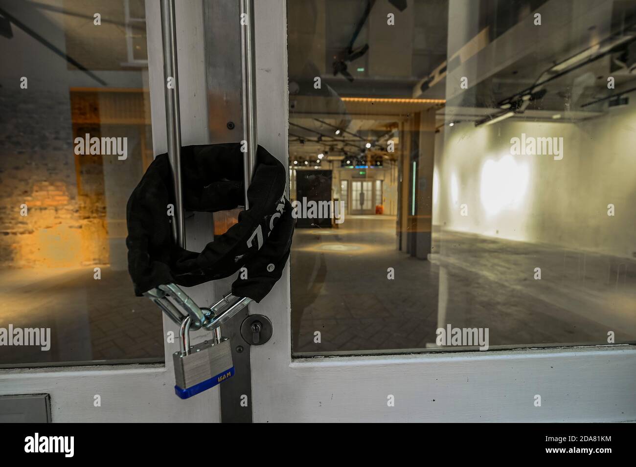 Londres, Royaume-Uni. 10 novembre 2020. Un magasin vide est fermé à clé - s - les gens sont toujours dehors autour de Carnaby Street, malgré le nouveau verrouillage qui est maintenant en vigueur. Les lumières de Noël sont allumées mais les magasins sont fermés. Beaucoup de gens portent des masques, même à l'extérieur. Crédit : Guy Bell/Alay Live News Banque D'Images