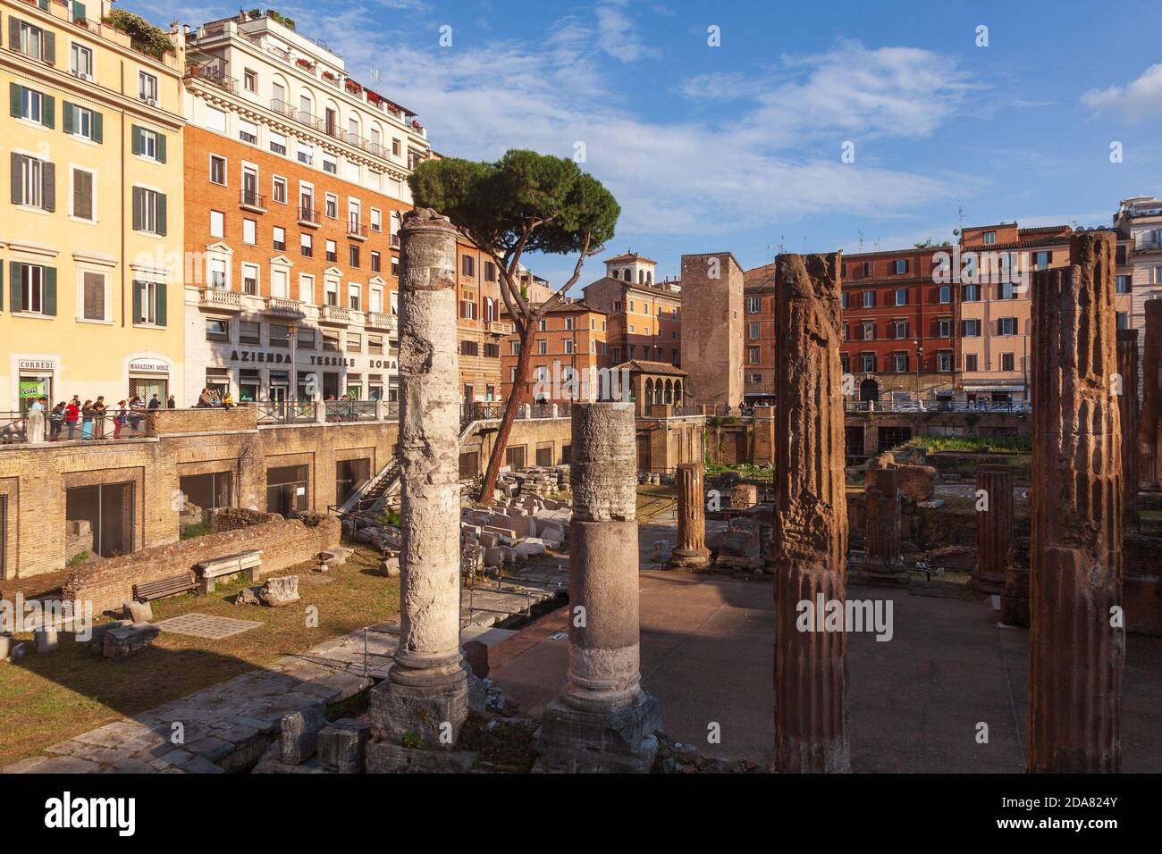 Rome, Italie - 5 mai 2016: Touristes regardant les ruines excavées des temples romains dans la zone sacra de Largo di Torre Argentine archéologique Banque D'Images