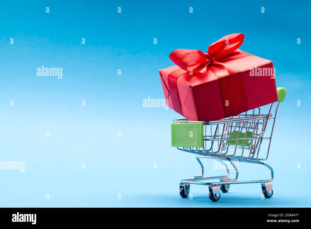 Panier avec un grand cadeau rouge sur fond bleu avec place pour le texte Banque D'Images