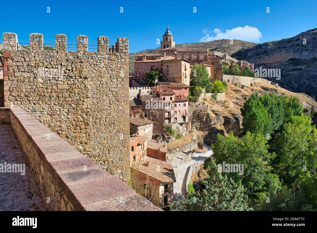 Cathédrale du Sauveur d'Albarracin du XVIe siècle vue depuis les murs médiévaux Banque D'Images