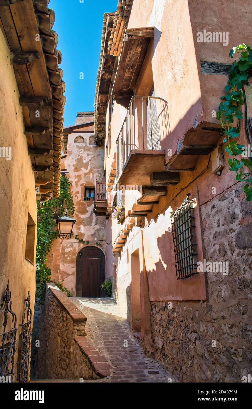 Belle rue médiévale étroite et de rampe dans la ville d'Albarracin, Teruel Banque D'Images