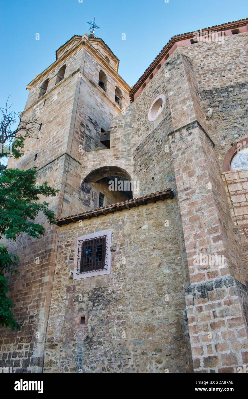 Clocher de la cathédrale de style gothique tardif d'El Salvador à Albarracin, Teruel. Siècle XVI Banque D'Images