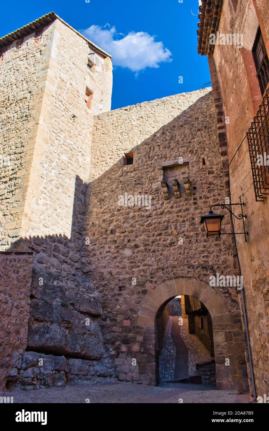 Portail de Molina. Arche d'accès médiévale à travers l'enceinte fortifiée d'Albarracin Banque D'Images