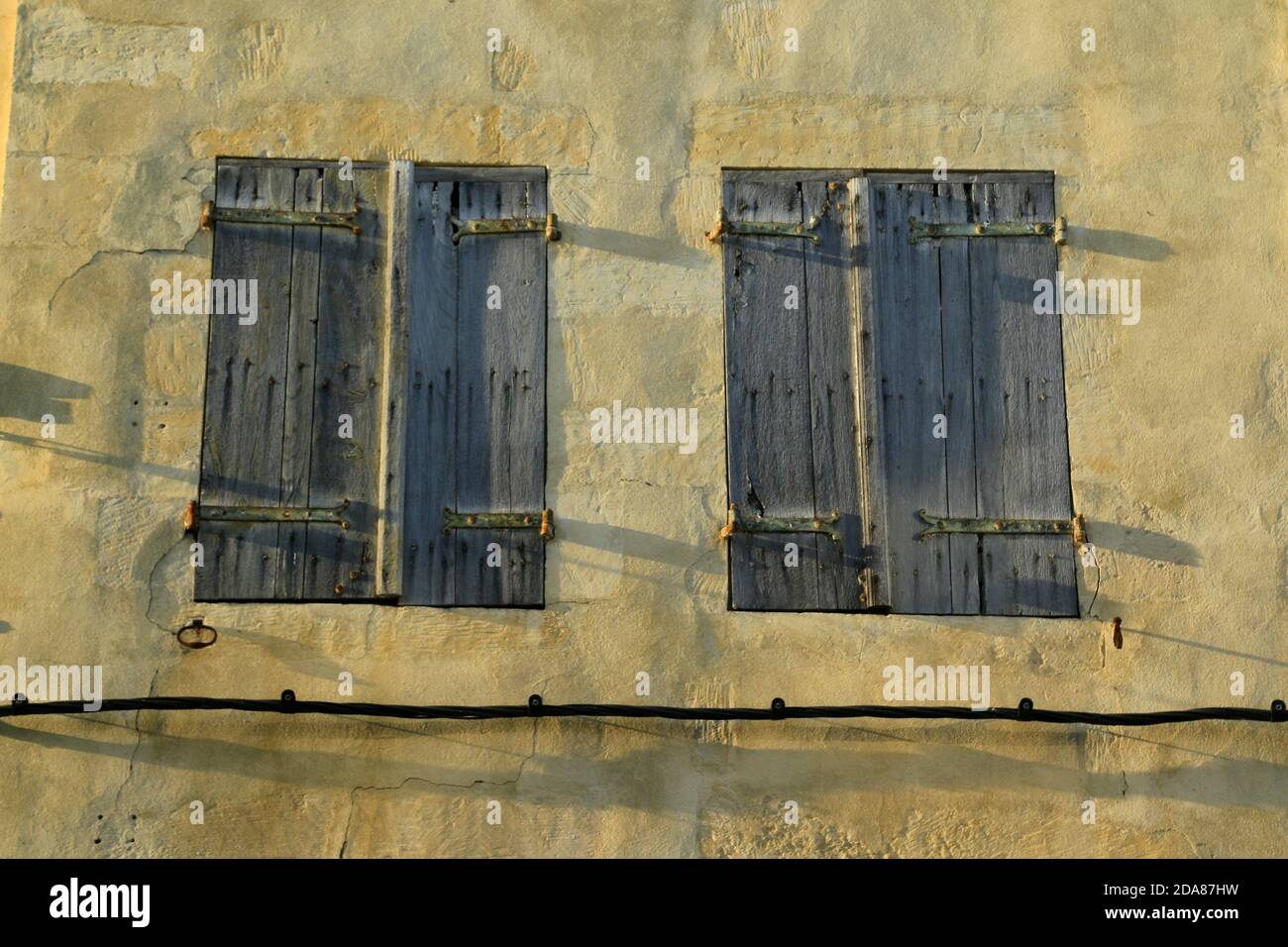 Vieux volets de fenêtres en bois, peints et abîmés. Banque D'Images