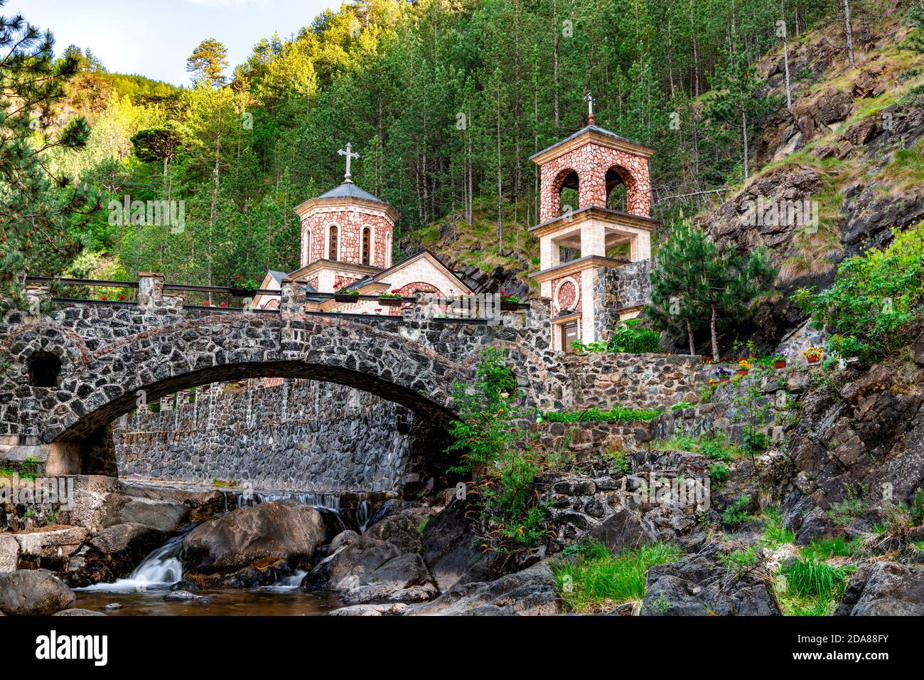 L'église Saint-Jean-Baptiste, Sveti Jovan Krstitelj sur Mokra Gora, est située à la source de Bela Voda, sur la rive gauche de la rivière Kamesina Banque D'Images