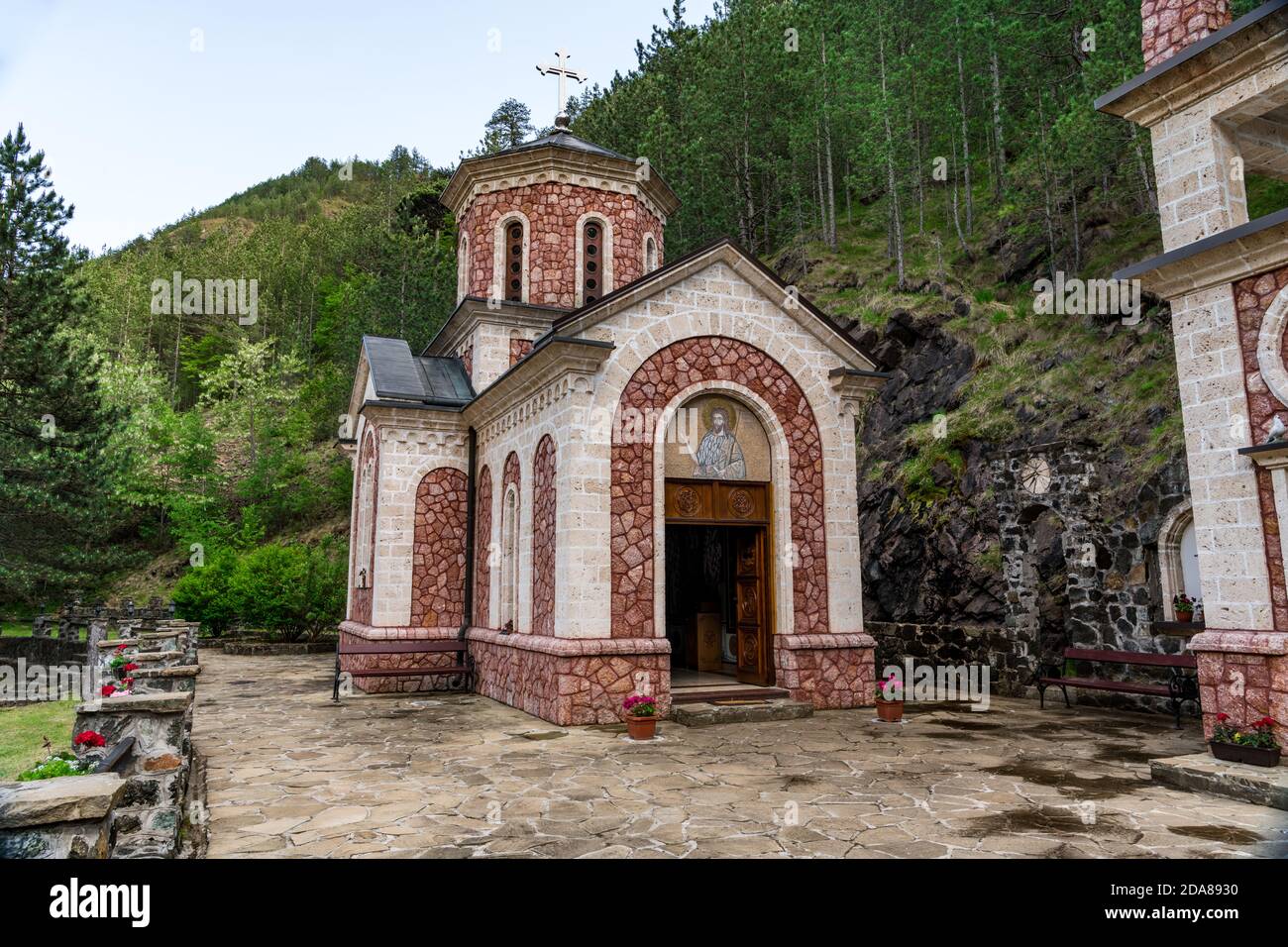 L'église Saint-Jean-Baptiste, Sveti Jovan Krstitelj sur Mokra Gora, est située à la source de Bela Voda, sur la rive gauche de la rivière Kamesina Banque D'Images