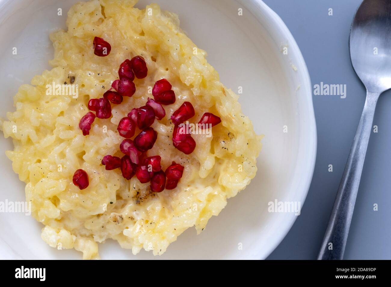 Pudding de riz maison aux grenades Banque D'Images