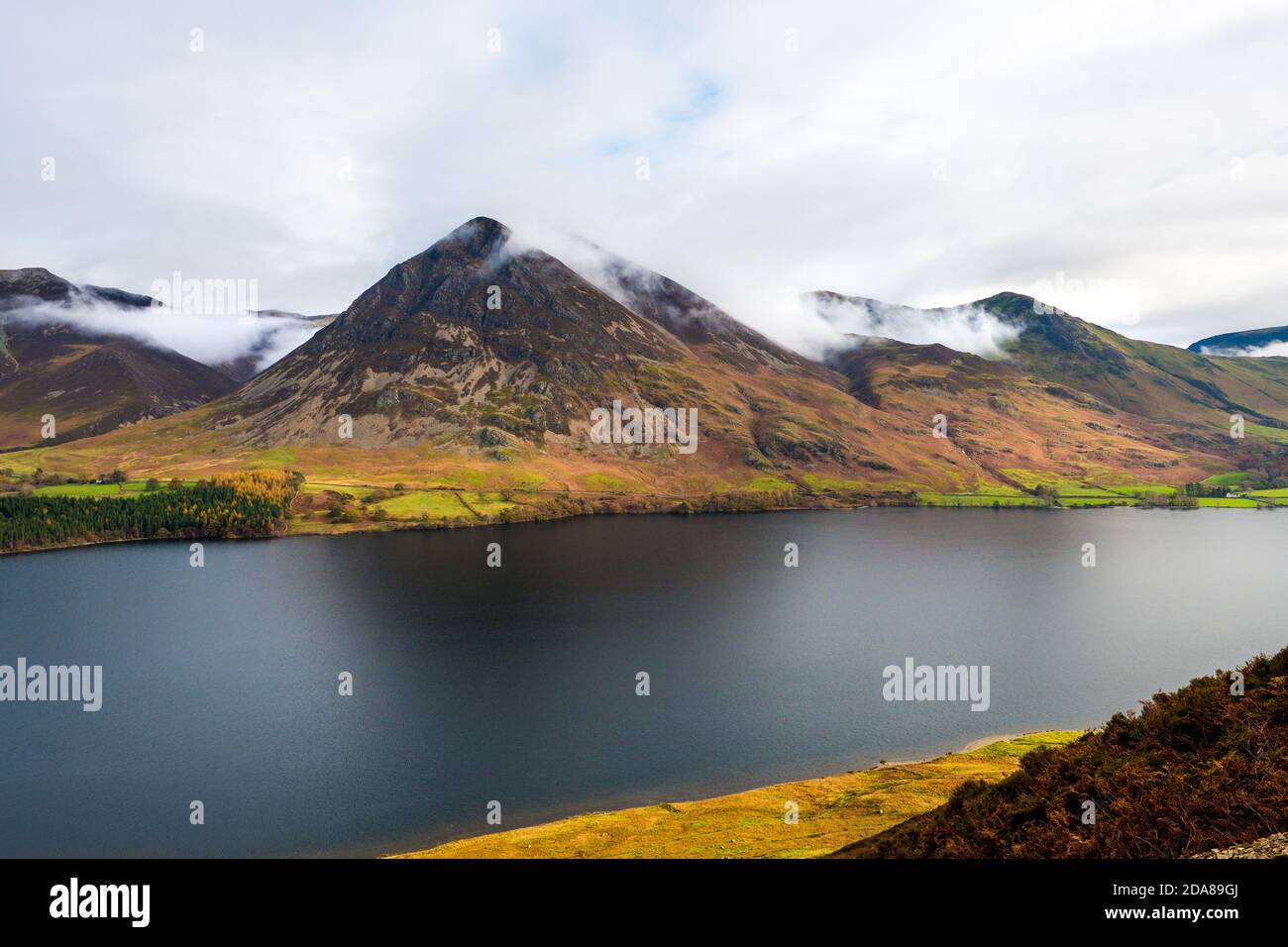 Grasmoor, une montagne dans le nord-ouest du parc national de Lake District, vue de l'autre côté de Crummock Water Banque D'Images