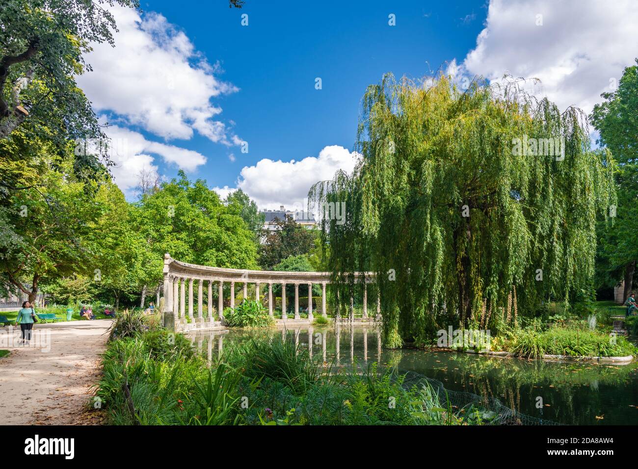 Paris, France - 29 août 2019 : le Parc Monceau est un parc public situé dans le 8ème arrondissement de Paris. A l'entrée principale se trouve une rotonde. Le pa Banque D'Images