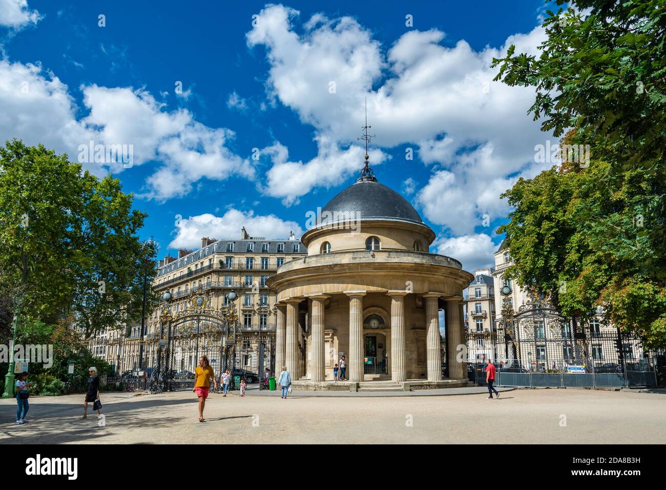 Paris, France - 29 août 2019 : touristes près de la rotonde du Parc Monceau, construite en 1787 dans le cadre du mur des agriculteurs généraux. Banque D'Images
