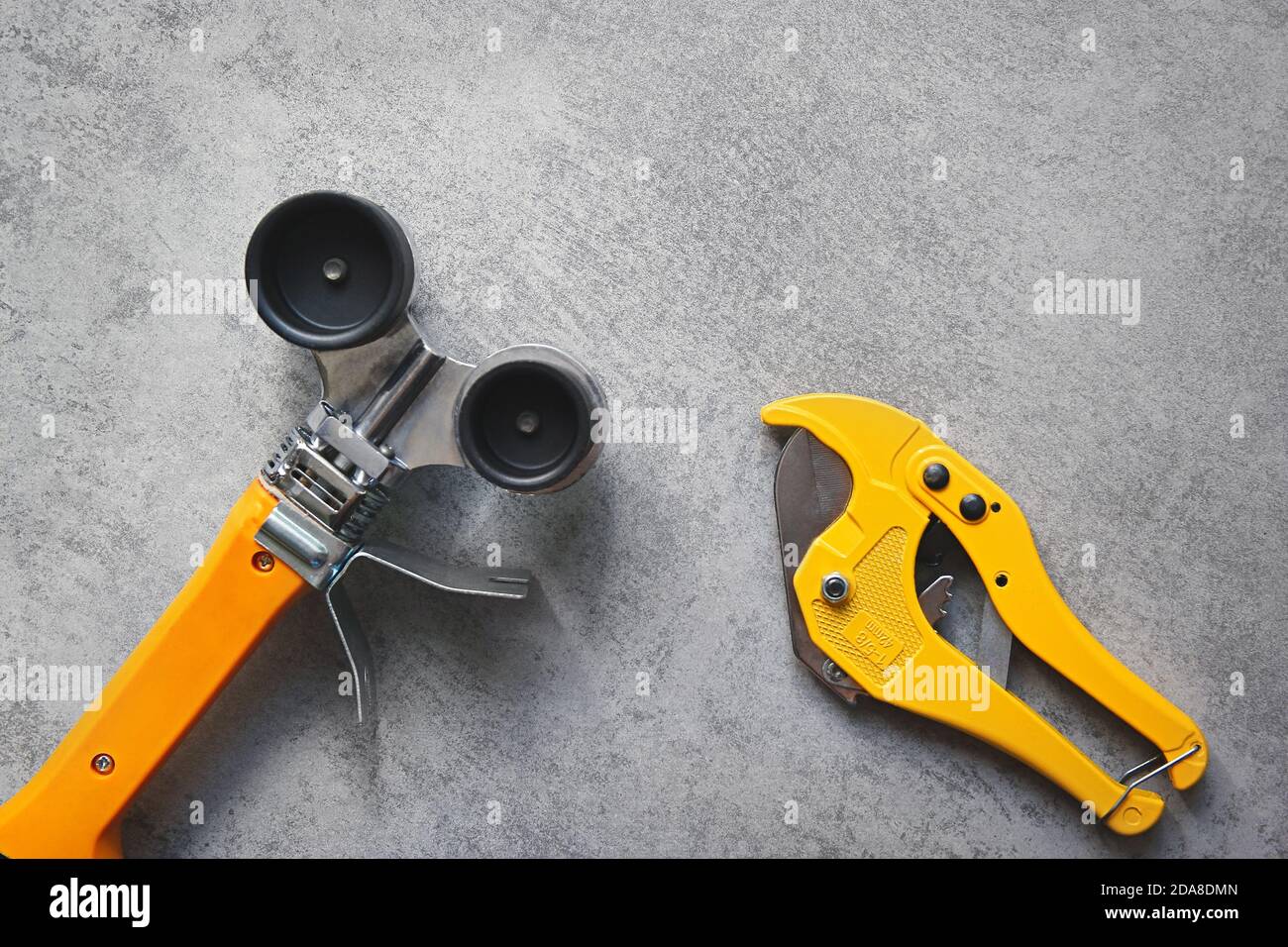 Fer à souder jaune pour tuyaux en PVC et ciseaux de coupe de tuyaux, outils  de plomberie pour l'alimentation en eau sur fond gris Photo Stock - Alamy