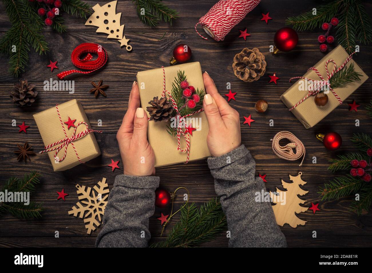 Fond de Noël avec sapin, boîte cadeau et décorations à table en bois. Banque D'Images