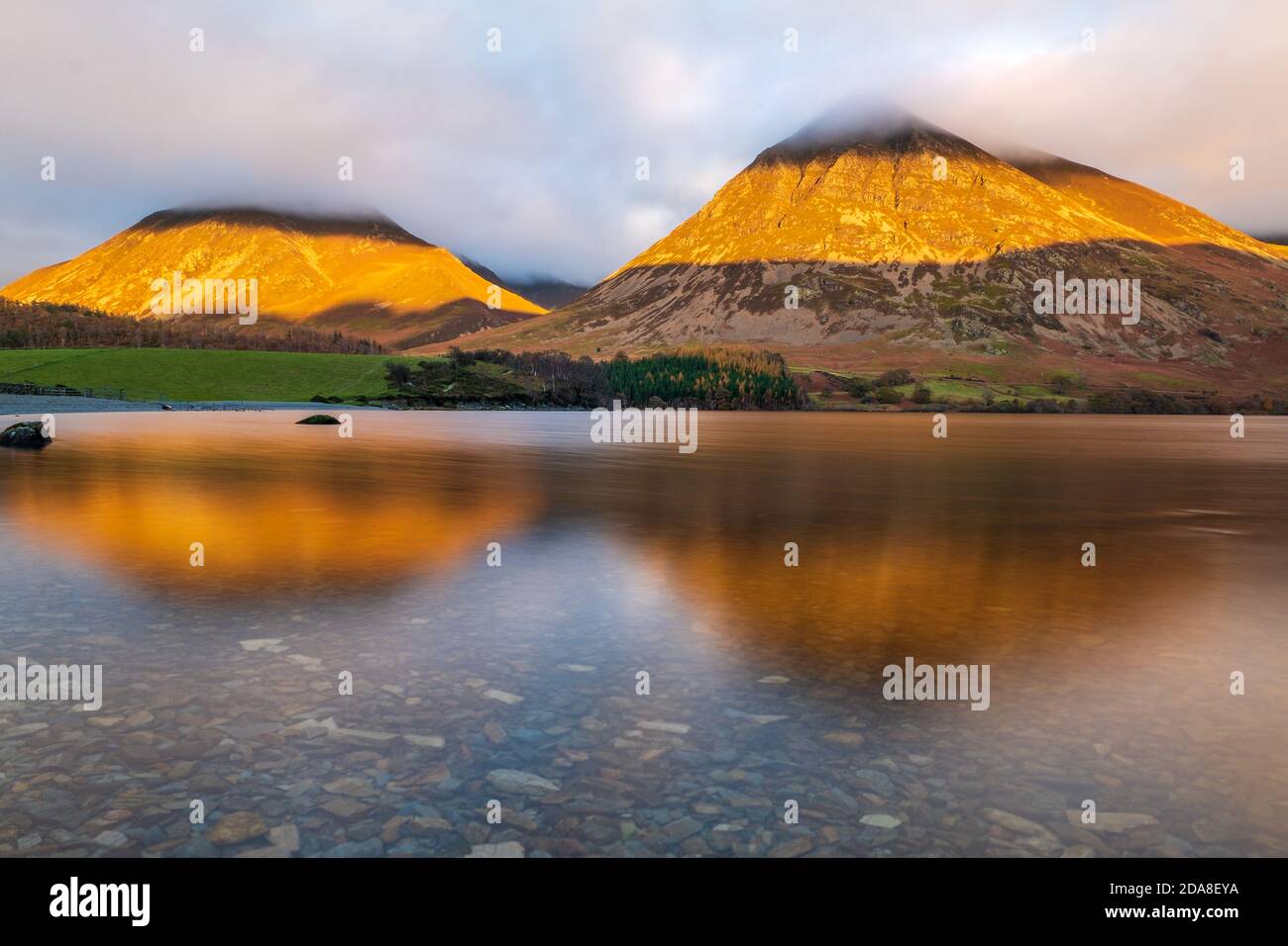 Grasmoor, une montagne dans le nord-ouest du parc national de Lake District, vue de l'autre côté de Crummock Water Banque D'Images