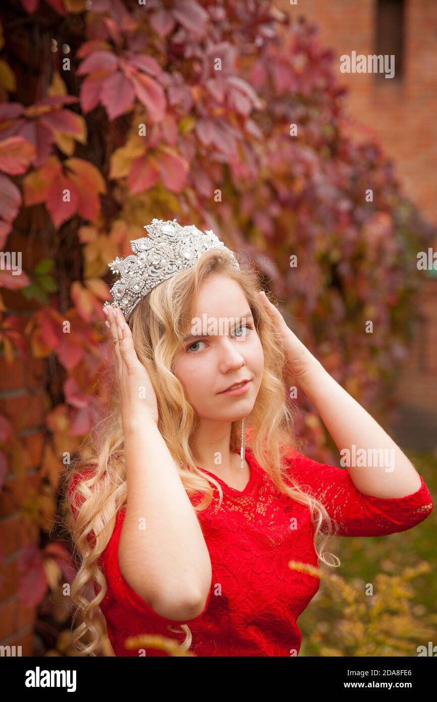 Les filles russes sont belles. Traditions nationales russes. Sœurs en couronnes. Épouses de l'étranger. Petites amies vêtues de rouge Banque D'Images