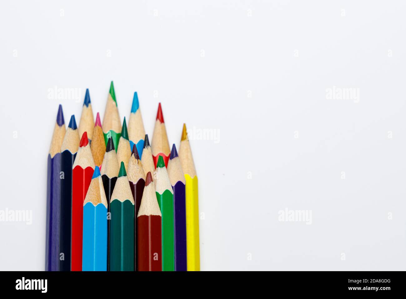 Vue avant des crayons de couleur de différentes couleurs montrant les pointes du stylet sur fond blanc uniforme, image pédagogique ou utilisation pour la présentation créative Banque D'Images