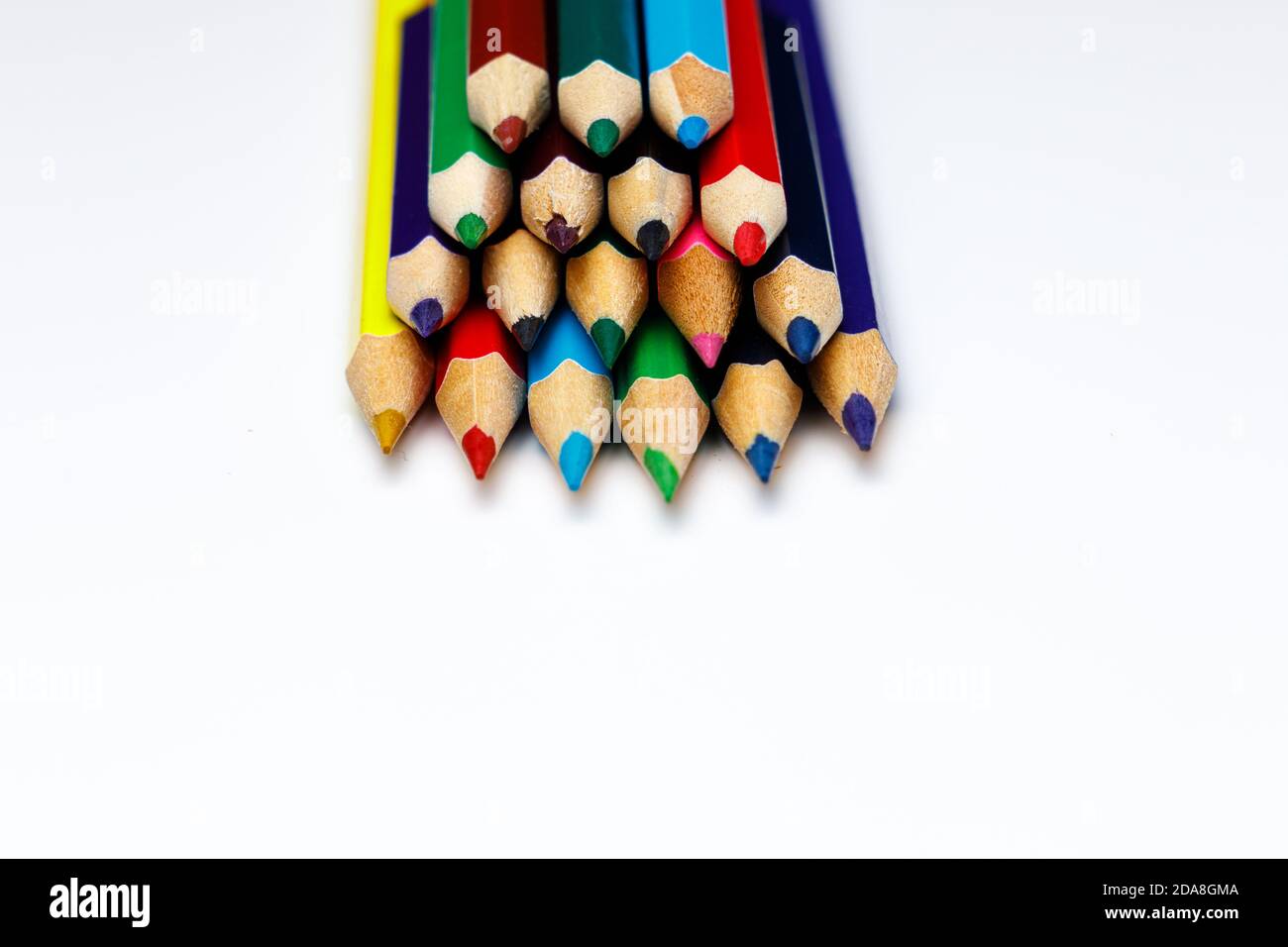 Vue avant des crayons de couleur de différentes couleurs montrant les pointes du stylet sur fond blanc uniforme, image pédagogique ou utilisation pour la présentation créative Banque D'Images