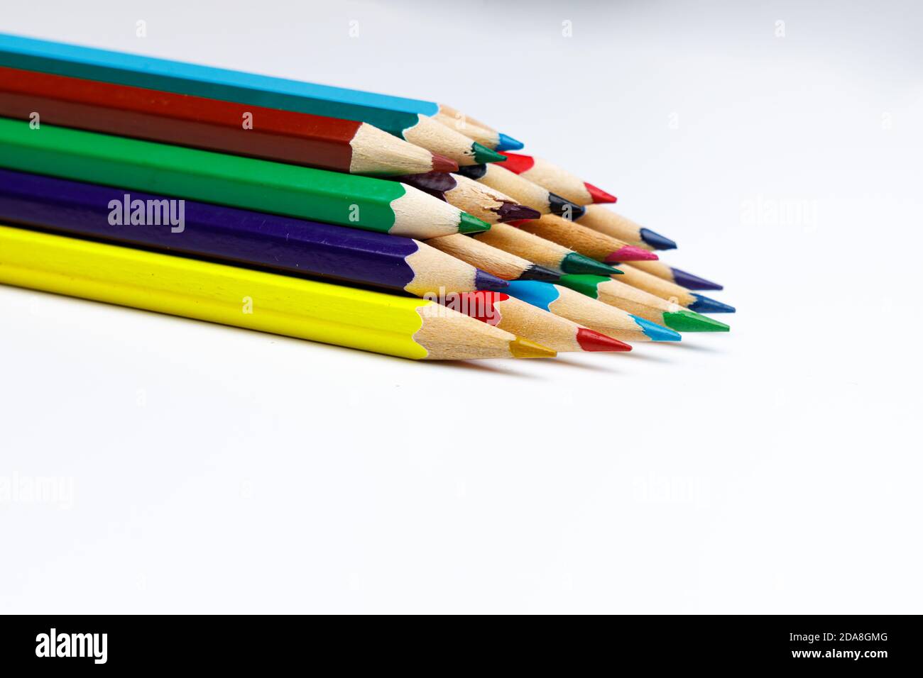 Vue en perspective des crayons de couleur empilés avec espace withe pour le texte personnalisé, pour les présentations powerpoint ou les sites Web Banque D'Images