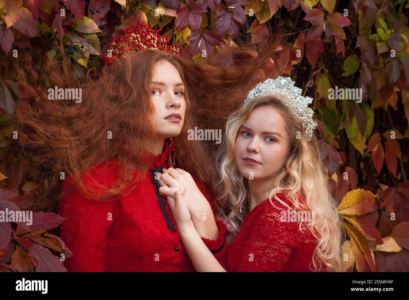 Les filles russes sont belles. Traditions nationales russes. Sœurs en couronnes. Épouses de l'étranger. Petites amies vêtues de rouge Banque D'Images