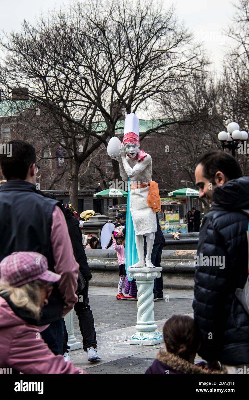 Living Statue Johan Figueroa-Gonzales bus pour des conseils à Washington Square Park, Greenwich Village, NYC, Etats-Unis Banque D'Images