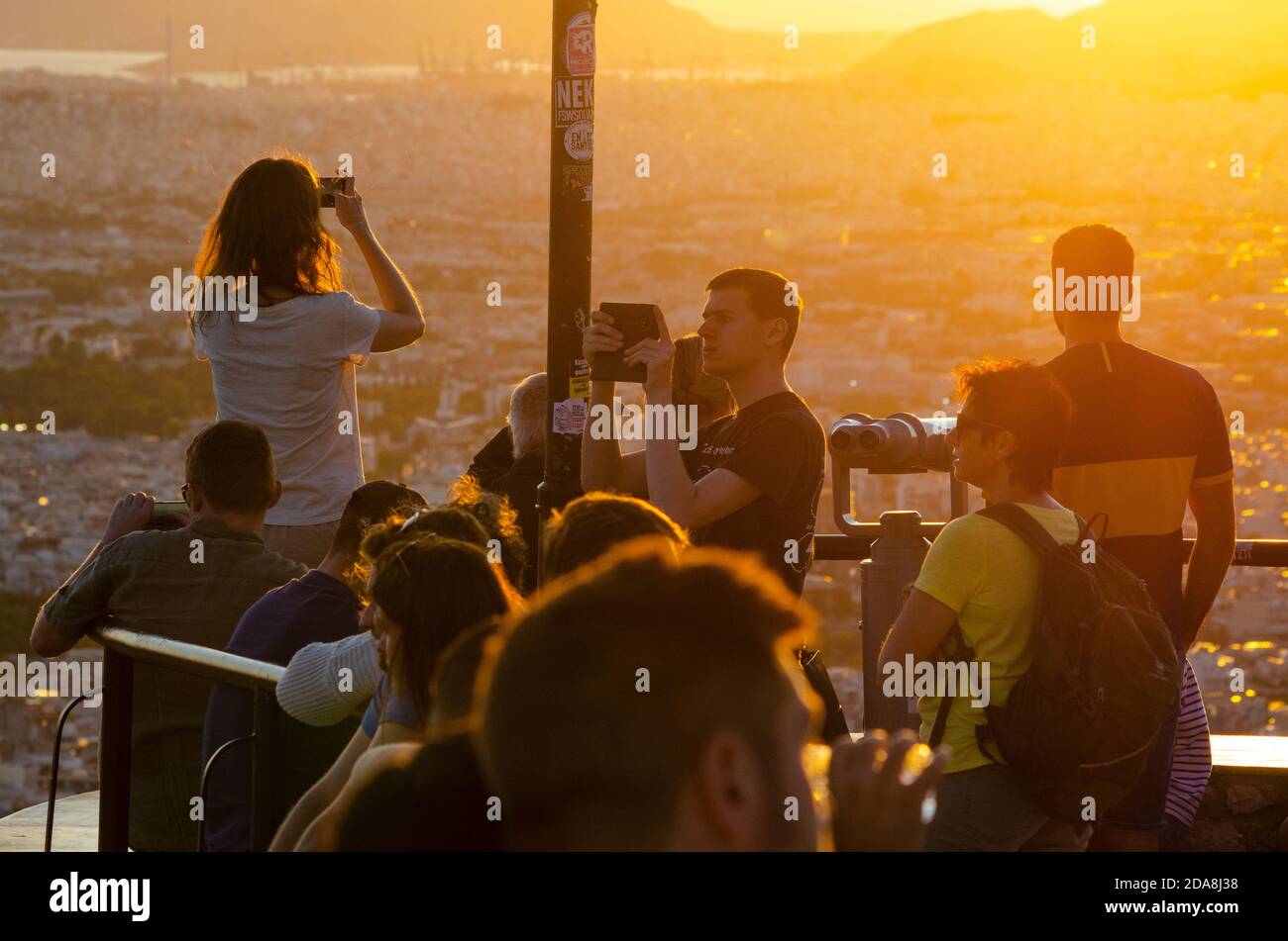 Les touristes prennent des photos sur leurs smartphones au point de vue sur la colline du Lycabette dans le centre d'Athènes en Grèce - photo: Geopix Banque D'Images