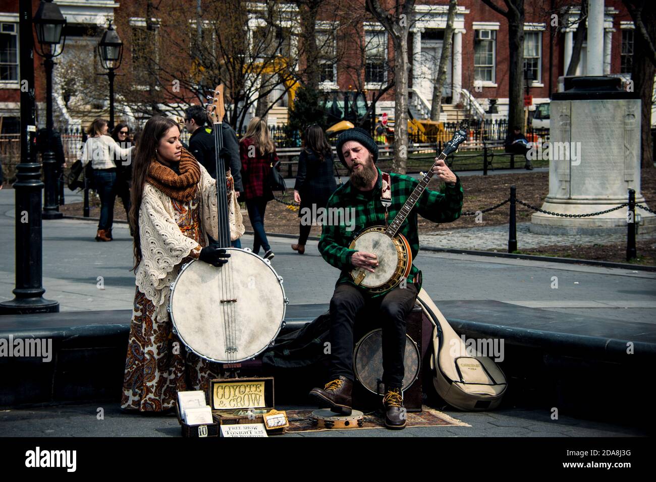 Couple marié Coyote & Crow jouant du bluegrass sur un banjo à 5 cordes et un banjo de basse unique en son genre à Washington Square Park, Greenwich Village, New York. NY Banque D'Images