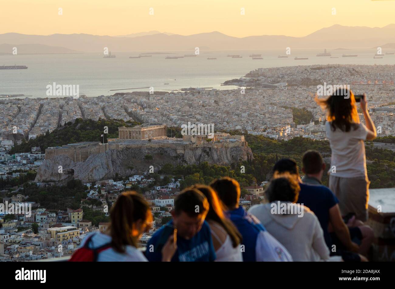 Les touristes prennent des photos sur leurs smartphones au point de vue sur la colline du Lycabette dans le centre d'Athènes en Grèce - photo: Geopix Banque D'Images