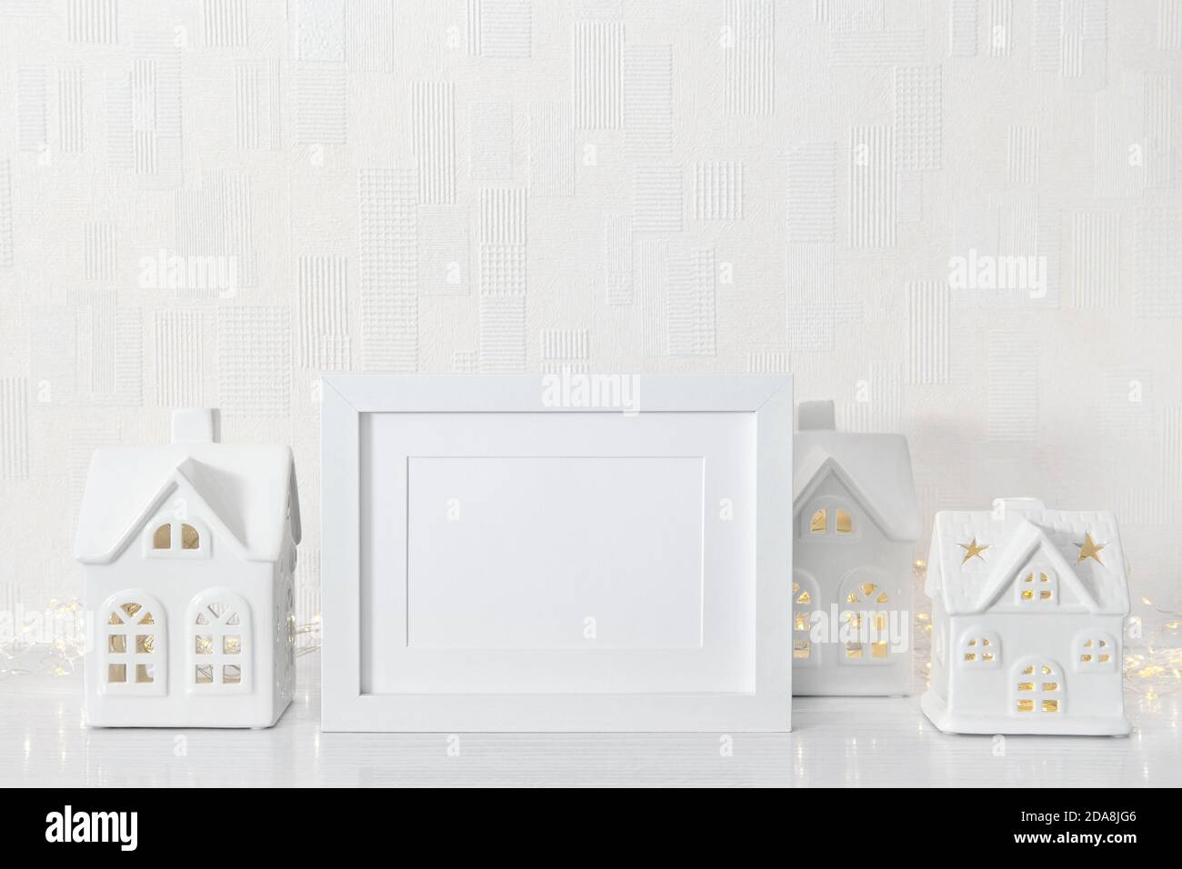 Maquette de cadre blanc avec décoration de Noël Banque D'Images