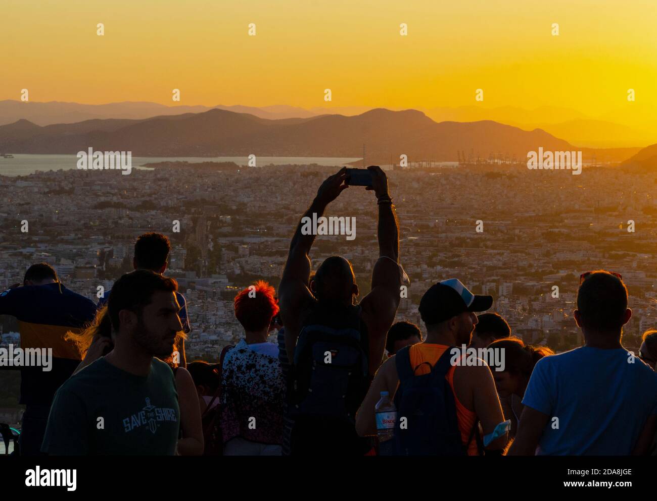 Les touristes prennent des photos sur leurs smartphones au point de vue sur la colline du Lycabette dans le centre d'Athènes en Grèce - photo: Geopix Banque D'Images