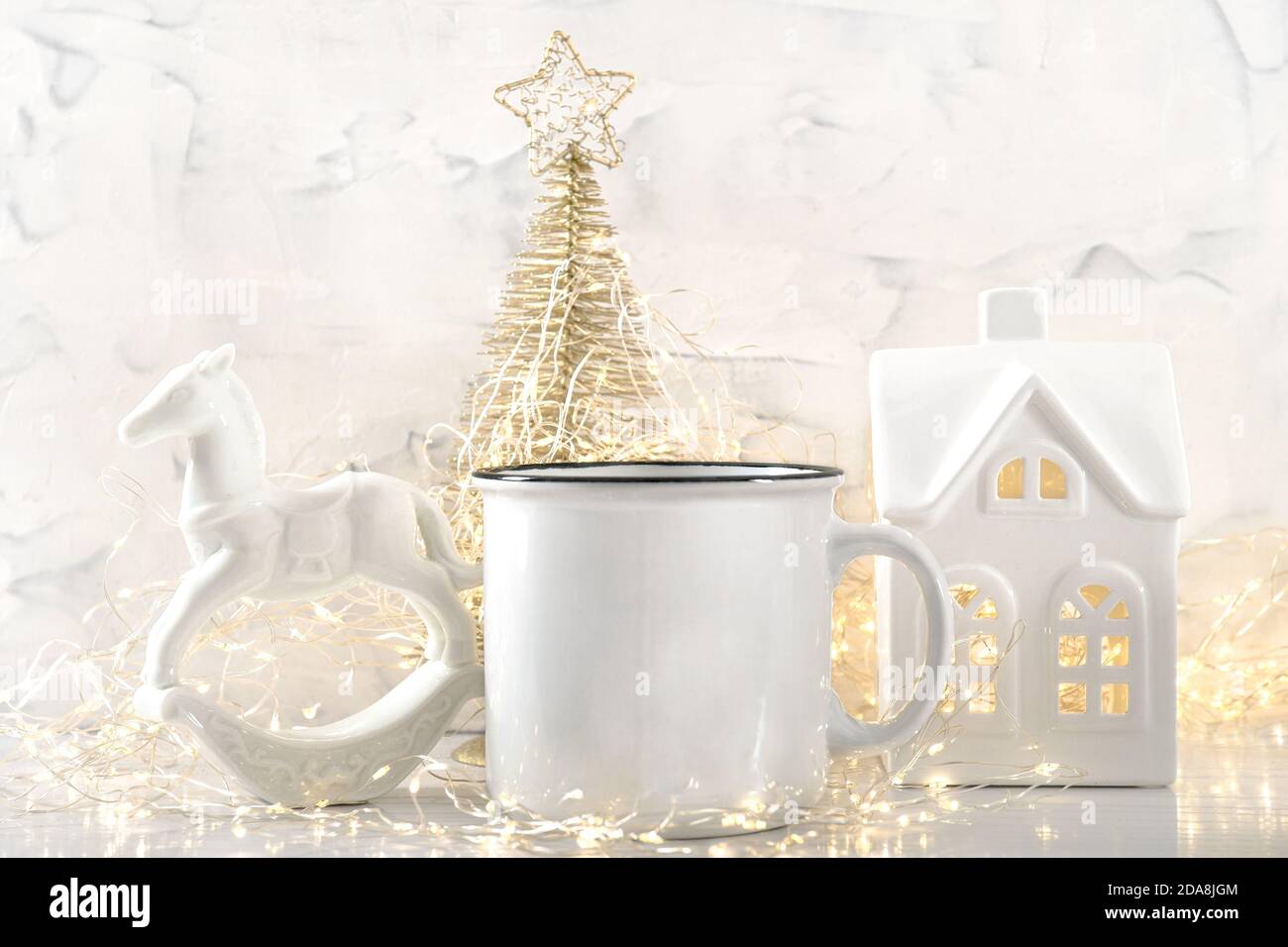 Tasse blanche avec lumières de Noël décoration de fond Banque D'Images