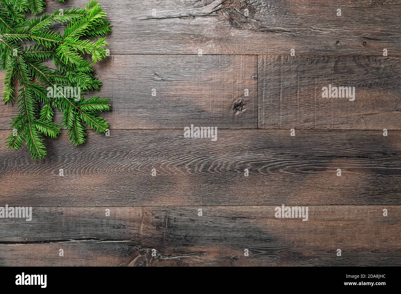 Décoration de Noël sur fond de bois rustique. Branches de pin vert. Banque D'Images