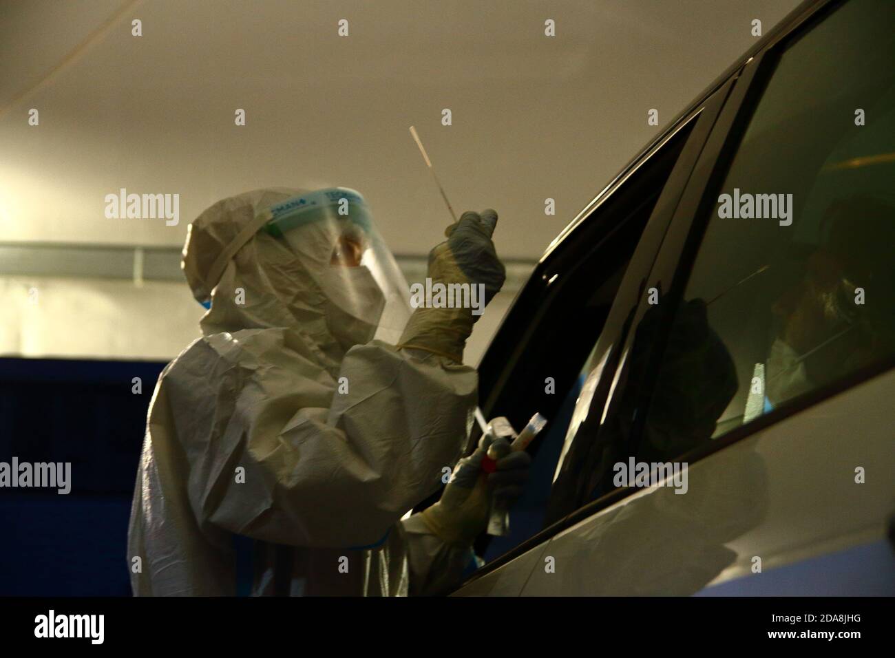 :les médecins effectuent un écouvillon pour découvrir les positifs au Covid-19 . Échantillonnage effectué en mode drive-in . Banque D'Images