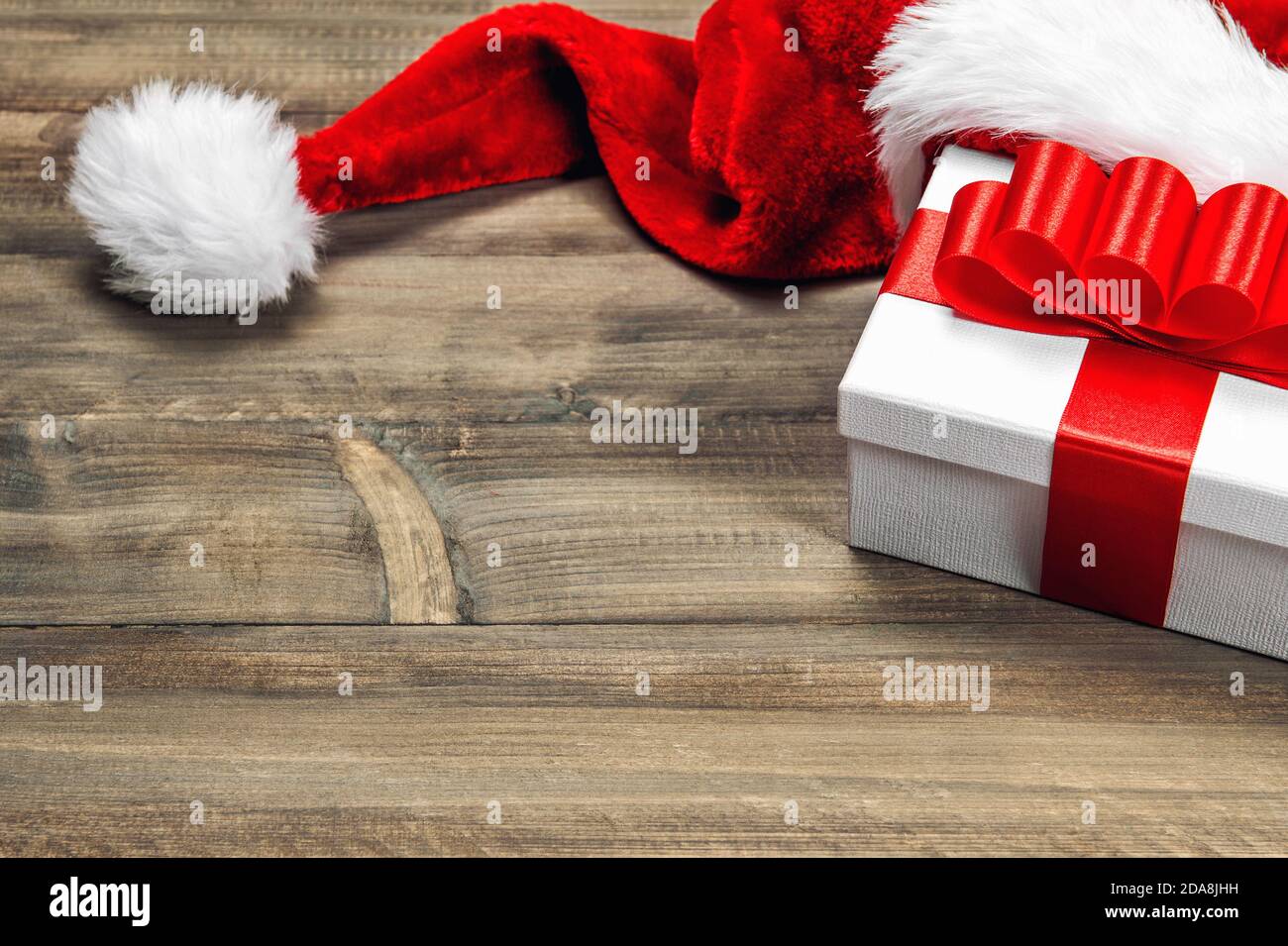 Décoration de Noël et boîte cadeau avec noeud en ruban rouge sur bois arrière-plan Banque D'Images