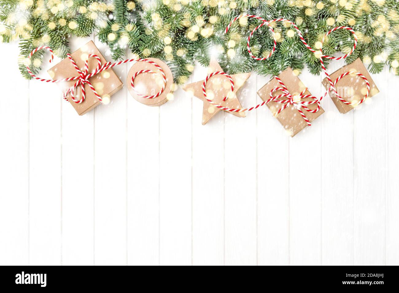 Branches d'arbres de Noël et boîtes-cadeaux. Lumières et décoration neige Banque D'Images
