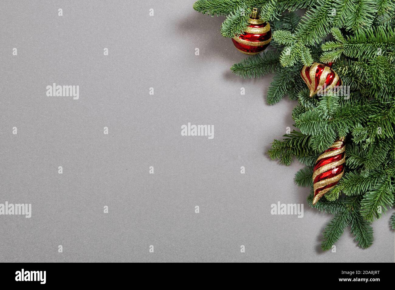 Décorations de Noël et boules avec branches en pin Banque D'Images